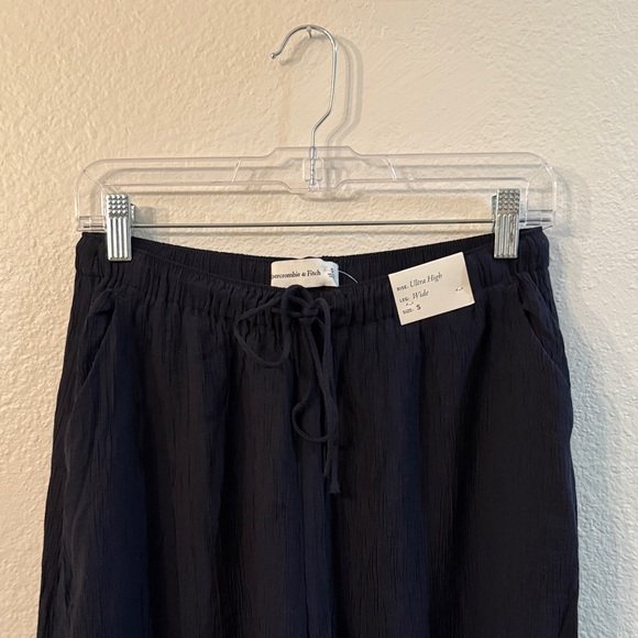 Abercrombie & Fitch Women’s Ultra High Rise Wide Leg Drawstring Trousers - Picture 4 of 5